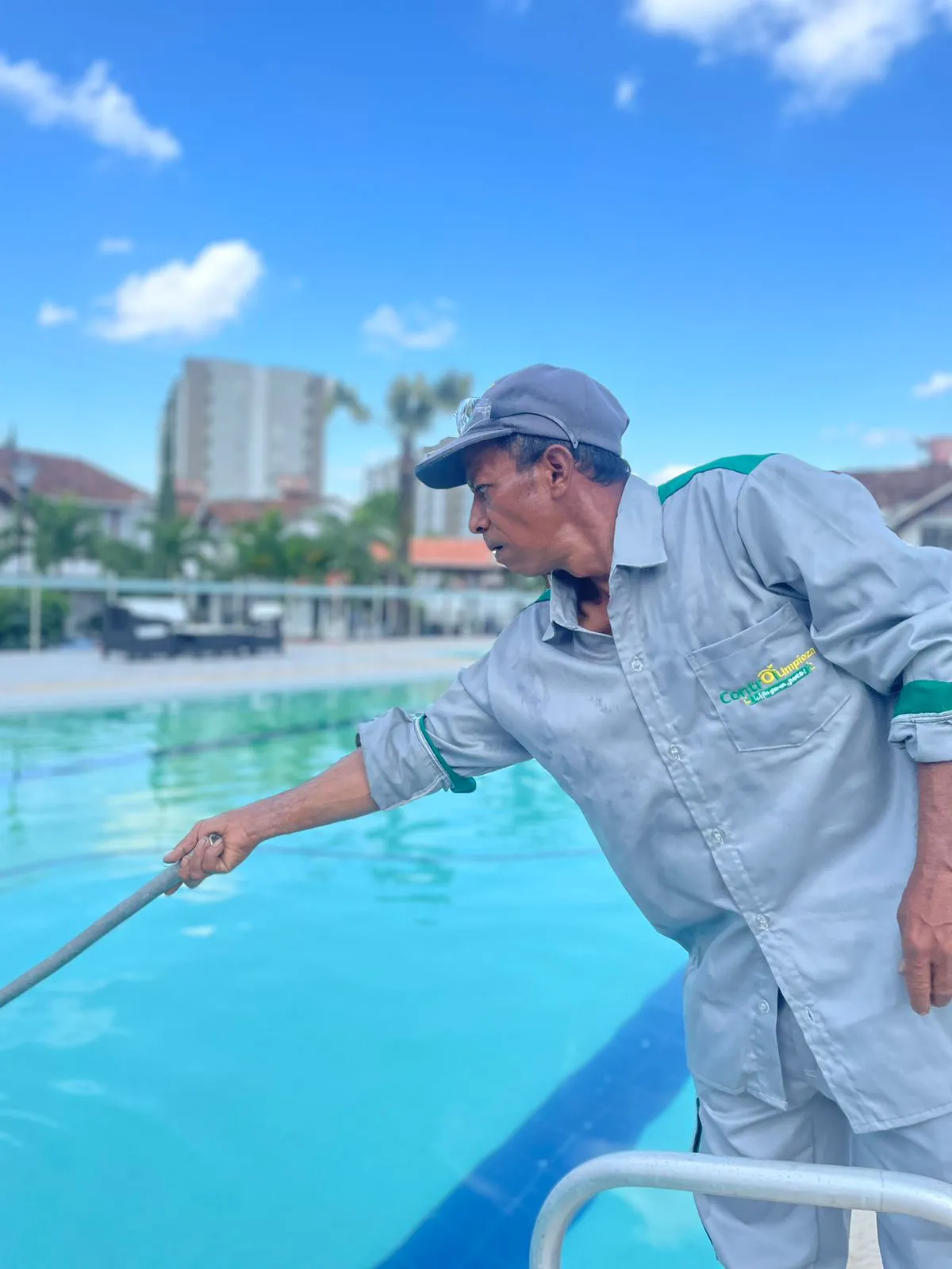 Técnico de Control S.A.S. limpiando con limpiafondos la piscina de un conjunto residencial en Villavicencio