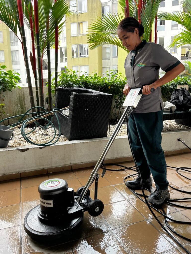 Operaria de Control S.A.S. lavando con máquina el piso de la recepción de un conjunto residencial en Villavicencio