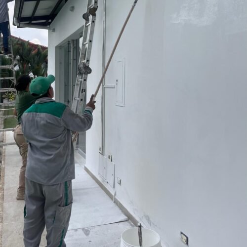 Servicio de pintura muros, cielos/techos interior (por m2)