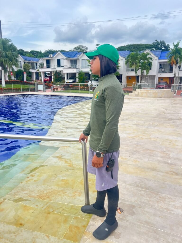 Salvavidas de Control S.A.S. vigilando la piscina de un conjunto residencial en Villavicencio
